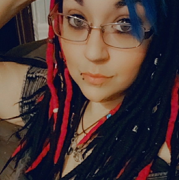 Meet your Posher, Christine! 🥰 - Picture 3 of 3